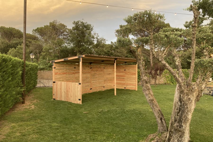 Caseta de fusta muntada en un camp d’oliveres