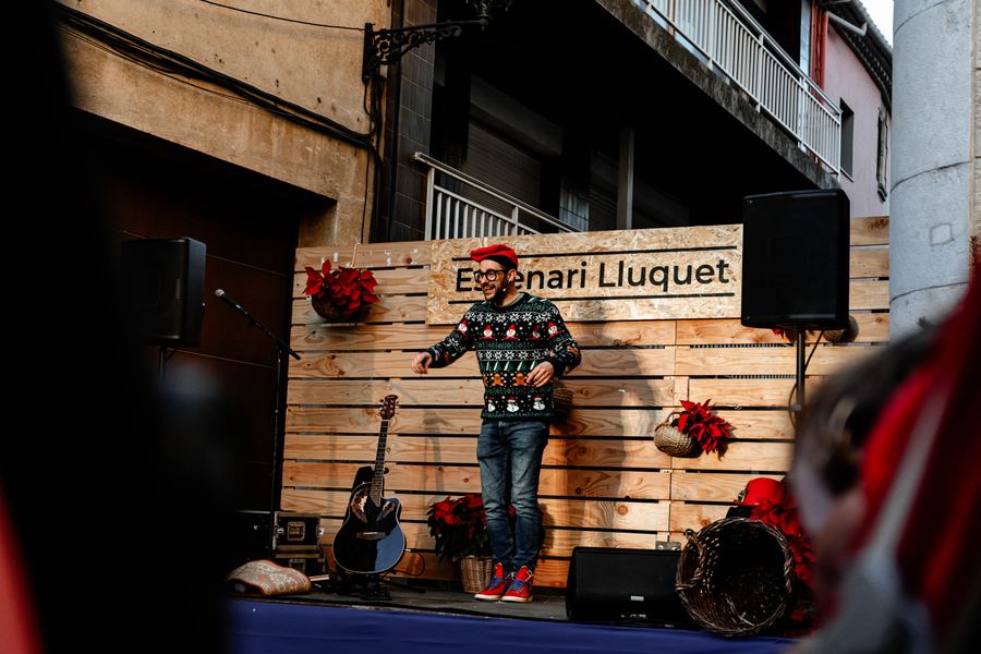 Concert en un escenari de fusta retolat «Escenari Lluquet»